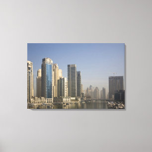 Toile EAU, Dubaï. Des tours de marina avec des bateaux 