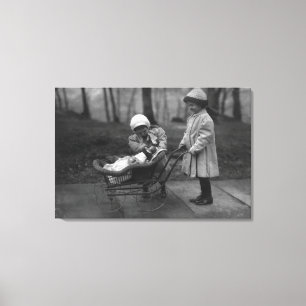 Toile Enfants jouant avec Campbell Kid Doll
