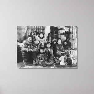 Toile Famille esquimaude en photographie d'igloo d'hiver