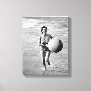 Toile Femme avec du ballon de plage