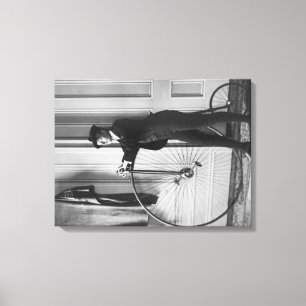 Toile Femme habillée en homme avec une photo à vélo