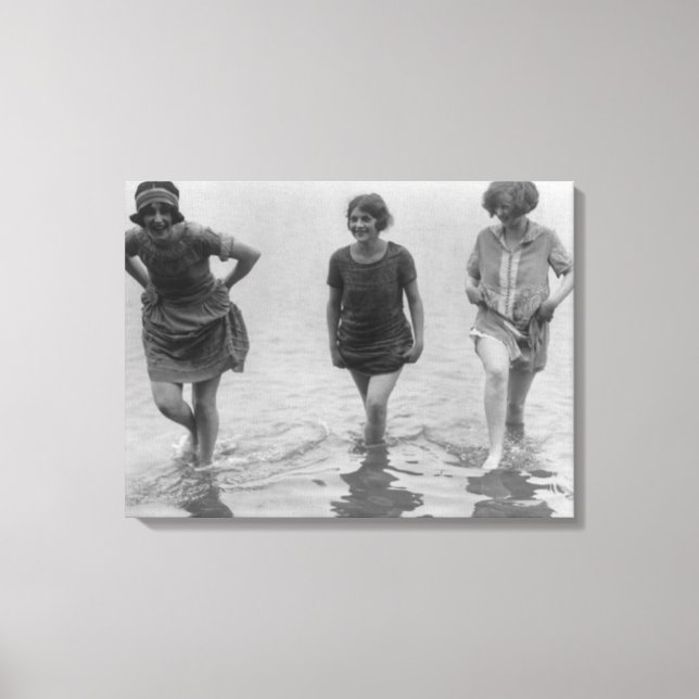 Toile Femmes marchant à Arlington Beach Photographie (Recto)