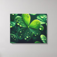 Feuilles de trèfle vert avec gouttelettes d'eau -