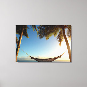 Toile Hamac entre les palmiers sur la plage tropicale