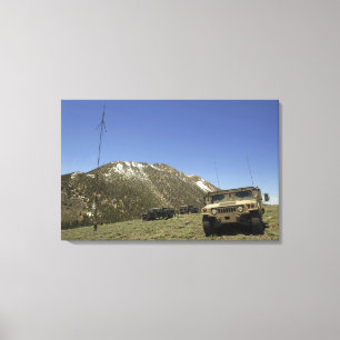 Toile Humvee est garé au site de re-transmission