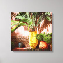 Jardin marocain - fougère en pot jaune