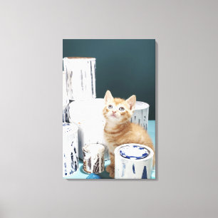 Toile Kitten assis au milieu des boîtes de peinture