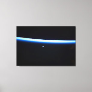 Toile La fine ligne de l'atmosphère terrestre et une lun