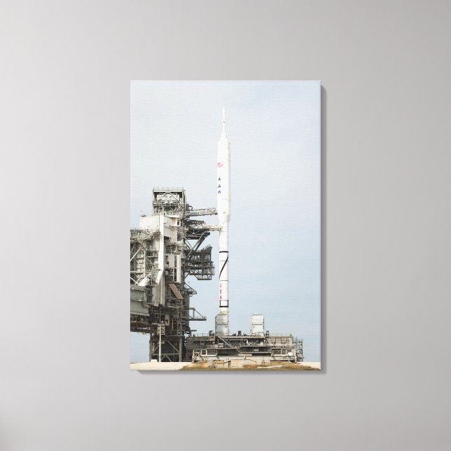 Toile La fusée Ares I-X est visible sur le lanceur (Recto)
