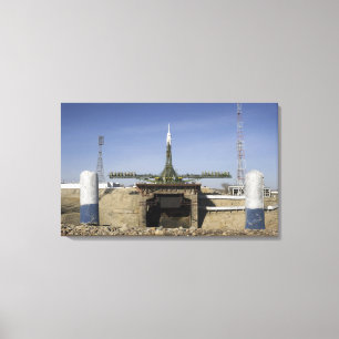 Toile La fusée de Soyuz est érigée en le place