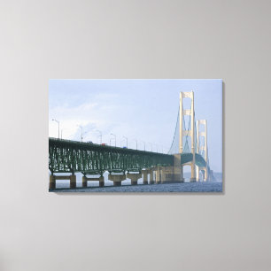 Toile Le pont Mackinac qui s'étend sur le détroit de