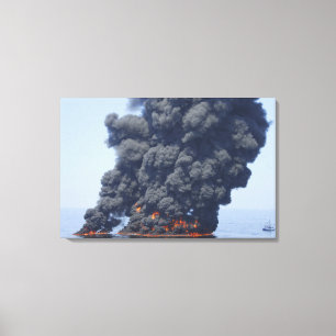 Toile Les nuages foncés de la fumée et du feu émergen