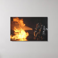 Les pompiers éteignent un feu simulé de batterie