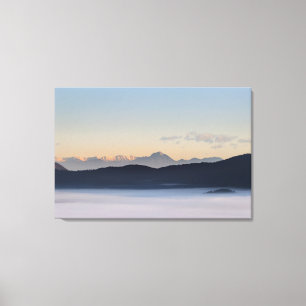 Toile montagnes slovènes et brouillard matinal dans la v