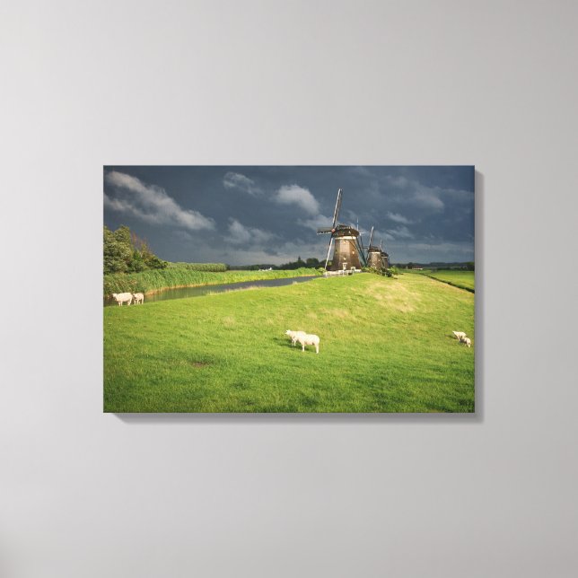 Toile Moutons avec moulins à vent sous des nuages sombre (Recto)