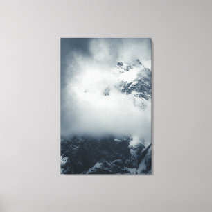 Toile Obscurité et mystérieux nuages au-dessus de la mon