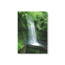 OEuvre murale de chute d'eau tropicale verdoyante