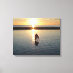 Toile Petite fille jouant au coucher du soleil dans l'ea