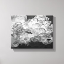 Photo en noir et blanc de grands nuages orageux