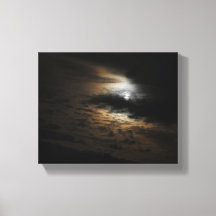 Photographie du ciel nocturne des nuages illuminés