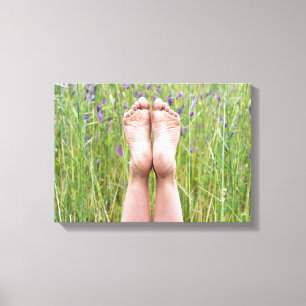 Toile pieds nus dans les prairies fleurs sauvages