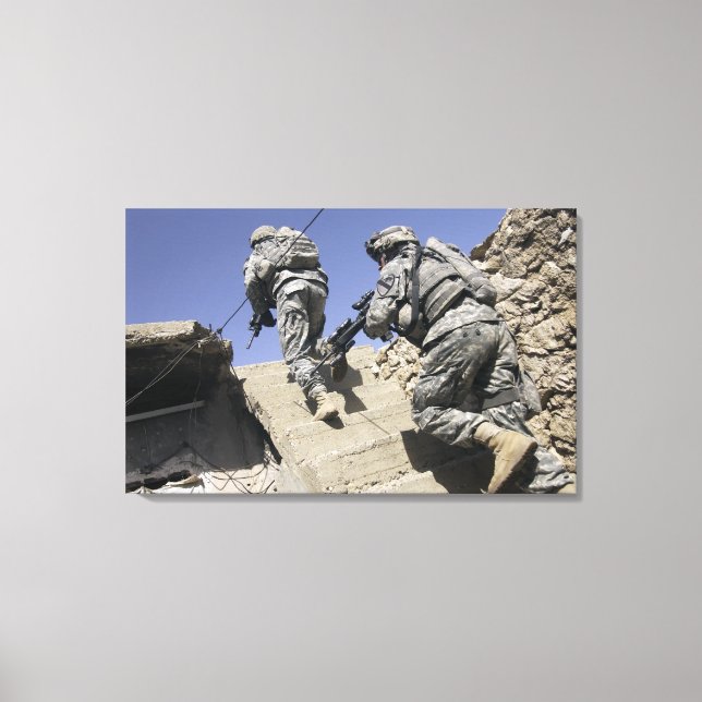 Toile Soldats montant l'escalier d'un bâtiment (Recto)