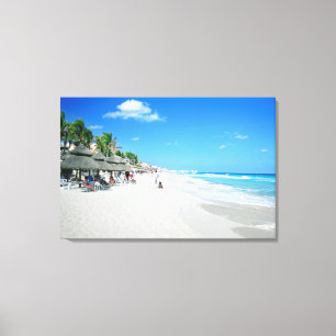 Toile Touristes marchant sur la plage de Cancun