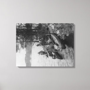Toile Trois chasseurs avec des canoës à la photographi