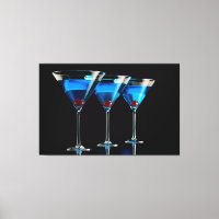 Trois cocktails bleus avec cerise sur noir