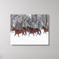 Troupeau de chevaux courant dans la neige de l'hiv