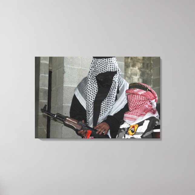 Toile Un agresseur ennemi qui joue un rôle arme un idiot (Recto)