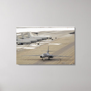 Toile Un B-1B Lancer arrive à la base aérienne d'Eiels