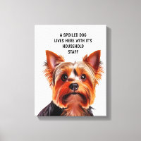 UN CHIEN GÂTÉ VIT ICI AVEC LE PERSONNEL DE MAISON