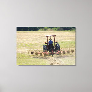 Toile Un jeune garçon conduisant un tracteur récoltant