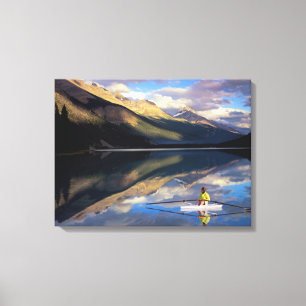 Toile Un rameur sur le lac Banff, au Canada RMR)