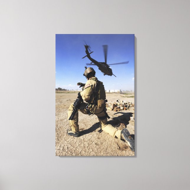 Toile Un soldat assure la sécurité d'un HH-60 (Recto)