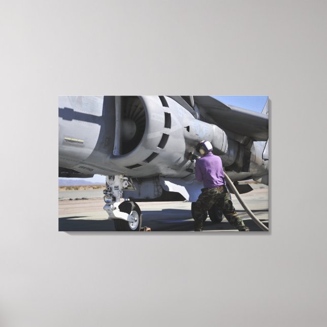 Toile Un technicien en carburant d'aviation fixe une con (Recto)