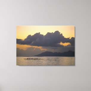 Toile Une équipe de canoë se pratique au large des cô