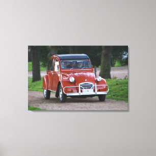 Toile Une vieille voiture rouge Citroen 2CV avec une fem