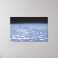 Une vue oblique de l'atmosphère terrestre