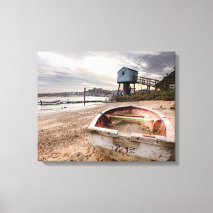 Toile Vieux bateau roux sur la plage avec tour
