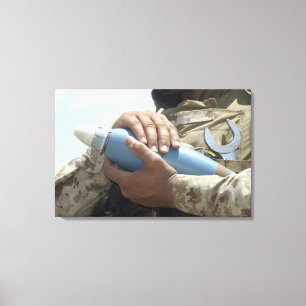 Toile Vue en gros plan d'un soldat berçant des munition