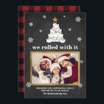Toilettenpapier Weihnachtsbaum Funny Foto Karierte Feiertagskarte<br><div class="desc">Das Design ist mit einer rustikalen schwarzen Tafel (bedrucktes Design) mit Schneeflocken und einem Weihnachtsbaum mit bunten Lichtern und einem goldfarbenen Stern dekoriert. Die Fotovorlage verfügt über eine goldfarbene Imitat-Folie (nur bedruckt) für eine elegante Touch. Auf der Rückseite befindet sich ein karierter, schick-büffelroter und schwarzer Hintergrund. Ändern Sie das Demo-Foto...</div>