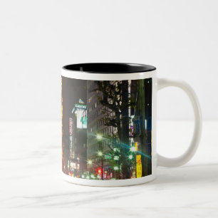 Tokio, Japan. Der Tokyo Tower ist ein Kommunikatio Zweifarbige Tasse