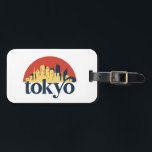 Tokyo Japan City Skyline Retro City Art Gepäckanhänger<br><div class="desc">Vintages und retro City Design mit wunderschöner Skyline, touristischer Attraktion und Stadtbild. Cooler Wolkenkratzer und Gebäude Silhouette Illustrationen für Touristen und Reisende. Ideal als Souvenir, um Zuhause auf Reisen zu bringen. Rett die Erinnerung an deine Reise und Ferien mit Familie und Freunden. Die Hintergrundfarbe kann auf die gewünschte Farbe angepasst...</div>