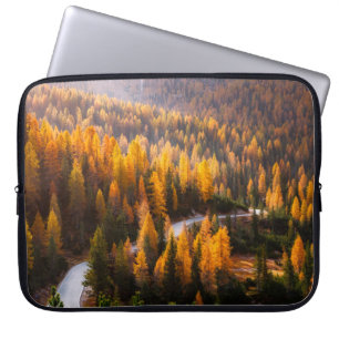 Tolle Aussicht auf die kurvenreiche Straße. Dramat Laptopschutzhülle