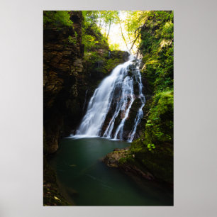 Toller Wasserfall mit Sonnenlichtglanz Poster