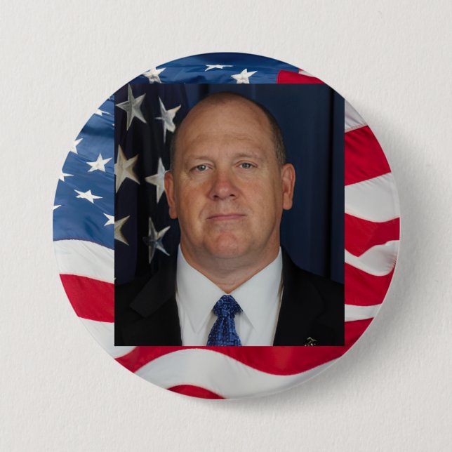 Tom Homan Button with flag waving behind (Vorderseite)