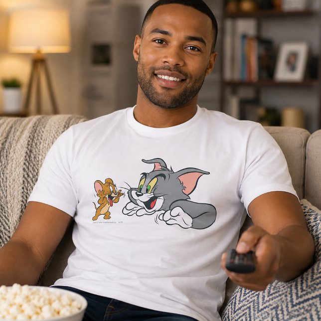 Tom und Jerry machen Gesichter T-Shirt (Simulated person wearing shirt)