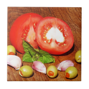Tomate mit gefüllten Oliven und Knoblauch Fliese